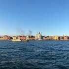 Venezia, incendio in un palazzo del centro storico: residenti evacuati, fiamme visibili a chilometri di distanza