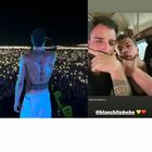 Blanco e Leonardo Bocci, il selfie dopo il concerto con la "Dybala mask"