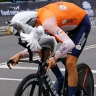 Gabbiano attacca Mollema in gara ai mondiali di ciclismo: aveva un pesce disegnato sulla maglia