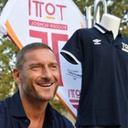 Francesco Totti e Ilary Blasi sul battello sul Tevere per la nuova stagione della Totti Soccer School