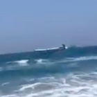 Aereo si schianta in mare in California: attimi di paura, il video diventa virale