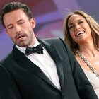 Jennifer Lopez aggiunge Affleck al cognome e scoppia la polemica: «Colpo al femminismo»
