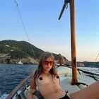 Victoria De Angelis (Maneskin), lato B in fiamme: le foto della vacanza hot a Ibiza