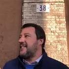 Elezioni regionali Emilia-Romagna, blitz di Salvini in un negozio a Modena: "Qui si spaccia, va chiuso"