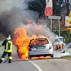Ostia, auto in fiamme: paura e traffico paralizzato sulla Colombo, code chilometriche
