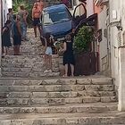 Sbaglia manovra e finisce giù per la scalinata con la Fiat Punto: tragedia sfiorata in paese FOTO