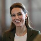 Kate Middleton visita un hub che fornisce supporto a madri e figli. E si commuove pensando a Louis
