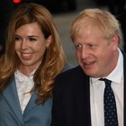 Boris Johnson, la compagna incinta è in isolamento a letto: ha sintomi del Covid-19