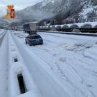 Caos neve sul Brennero: autostrada chiusa, mezzi pesanti bloccati, auto in coda da 12 ore