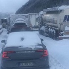 Autostrada del Brennero chiusa per neve: 12 km di coda, automobilisti bloccati