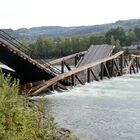 Crolla un ponte: veicoli precipitano nel fiume, si temono morti e feriti
