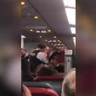 Si spoglia e urla "Allah akbar" dentro l'aereo: terrore sul volo