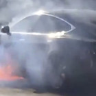 Tesla ancora a fuoco: brucia a Los Angeles l'auto di un vip Video