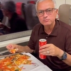 Salernitana-Roma, Mourinho e la squadra festeggiano con 60 pizze