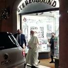 Papa Francesco “paparazzato” in un negozio di dischi al Pantheon: «È un nostro vecchio cliente»