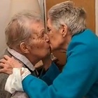 Anziana di 90 anni dimessa dall'ospedale: il video del ritorno dal marito commuove il web