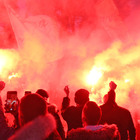 Lazio-Roma, a Trigoria cori e fumogeni dei tifosi giallorossi per incitare i giocatori prima del derby
