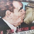 Dimitri Vrubel morto, suo il murale del bacio tra Honecker-Brezhnwv sul muro di Berlino