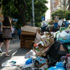 Roma sommersa da montagne di rifiuti. La rivolta social di attori e vip: «Uno schifo»
