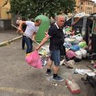 Roma, caos rifiuti:a Garbatella puliscono i cittadini