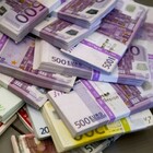 Roma, arrestato giovane pusher: nascondeva 90mila euro in contanti a casa e droga nelle mutande