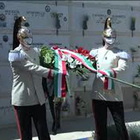Mattarella depone una corona di fiori sulla tomba di Altiero Spinelli a Ventotene