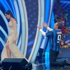 Sanremo 2020, Georgina Rodriguez incanta l'Ariston. Poi la gag di Amadeus con la maglia dell'Inter