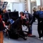 Roma, cavallo di una botticella cade in via Condotti: paura in centro