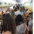 RyanAir, schiaffi tra sorelle su volo Brindisi-Orio: l'aereo ritarda un'ora e i passeggeri si infuriano
