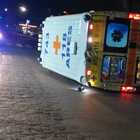 Roma, ambulanza si ribalta dopo scontro con un'auto: ci sono feriti
