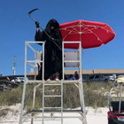 Coronavirus Florida, la "morte" avverte i bagnanti in spiaggia: «Pericoloso restare qui»