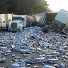 Camion carico di birre si schianta: autostrada invasa dalle lattine