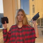 Chanel, le influencer russe distruggono le borse su Instagram dopo lo stop alle vendite: «Ci discrimina»