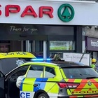 Auto della polizia sbanda e vola dentro il supermercato: l'incidente choc VIDEO