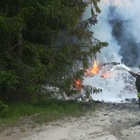 Roulotte in fiamme al campeggio: morta mamma, feriti compagno e figli