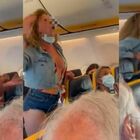 Ryanair, non indossa la mascherina sul volo e insulta tutti: denunciata la protagonista dei video social