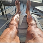 Ibrahimovic mostra le gambe dopo l'operazione al crociato