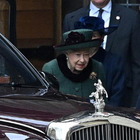 La regina Elisabetta all'omaggio per Filippo con il bastone: accompagnata dal principe Andrea