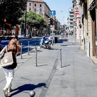 Milano, donna investita sul marciapiede da un pirata in bici: è grave «Travolta appena uscita dal portone di casa» FOTO