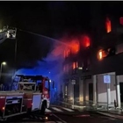 Milano, incendio in un palazzo del centro: evacuate 50 persone. Quattro feriti