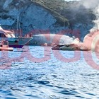 Ponza, yacht in fiamme davanti alla spiaggia del Frontone: panico tra i turisti