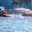 Ponza, yacht in fiamme davanti alla spiaggia del Frontone. Le immagini