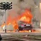 Milano, paura in centro: in fiamme la Mercedes che faceva servizio Ncc