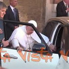 Papa Francesco e il dolore al ginocchio, il sostegno dei fedeli mentre entra in macchina a fatica VIDEO