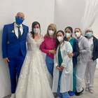 Sposi all'hub vaccinale in abiti da cerimonia