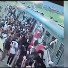 Brescia, assalto della movida al treno regionale: passeggeri (senza biglietto) entrano dai finestrini