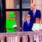 La Regina Elisabetta riappare in pubblico: il saluto dal balcone di Buckingham Palace. «Resto al vostro servizio»»