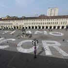 Torino, una gigantesca scritta «Ti amo» in piazza San Carlo: è caccia agli autori
