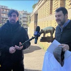 Striscia, tapiro d'oro a Salvini: «Sono orgoglioso, lo metterò all'asta per aiutare l'Ucraina»