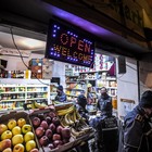 Roma, nuove regole per gli orari di apertura: controlli della polizia locale in 250 negozi, chiusi 11 minimarket